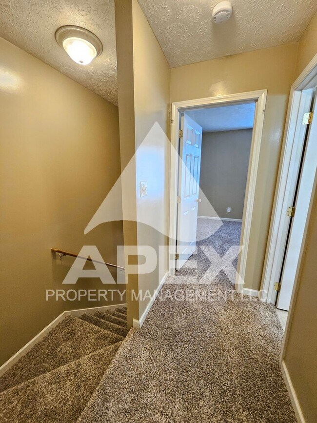 Building Photo - MOVE-IN SPECIAL,NO RENT TIL JUNE 1ST! - Nice 2 Bd | 1.5 Ba Townhouse in West Knox Condo Community!