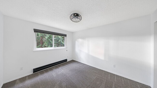 Building Photo - 3 Bed 2 Bath - Large Backyard - Groups - N...