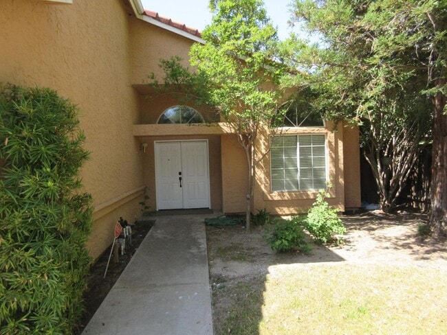 Building Photo - 4 Bed, 2.5 Bath Home with 3-Car Garage in Clovis Unified School District