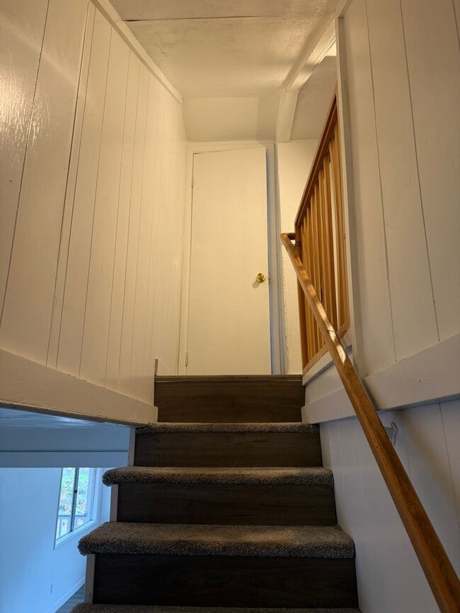 Building Photo - Updated 4 bedroom, 1 bath home in Eugene!