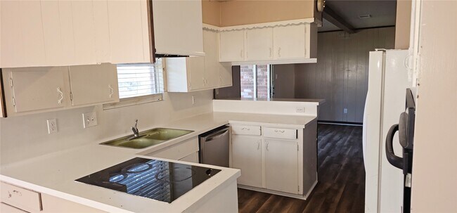 Building Photo - 2114 Yorktown Ct N