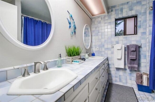Building Photo - Open and Airy Back-Unit in Amazing Normal ...