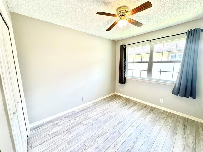 Building Photo - 1401 Somerset Dr