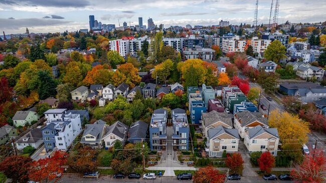 Building Photo - Stunning Ultra-Modern Central District Townhome w/ Air Conditioning