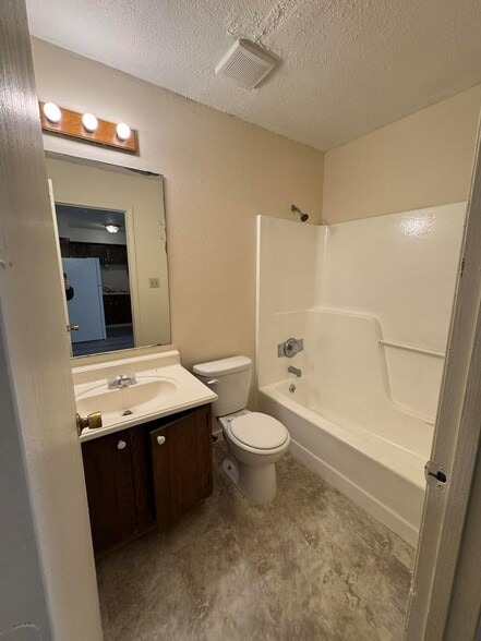 Building Photo - 1050 Plaza Ct N