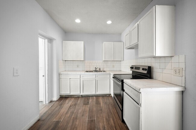 Building Photo - 1602 Wambolt St