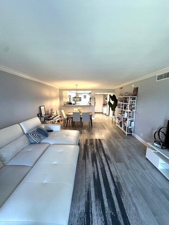 Building Photo - 605 Oaks Dr