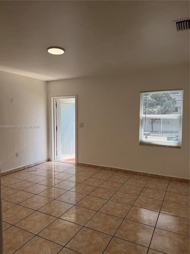 Building Photo - 636 SW 8th Ave