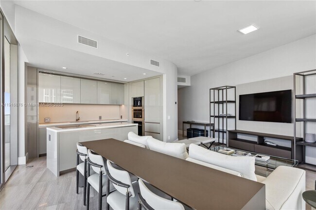 Building Photo - 18975 Collins Ave