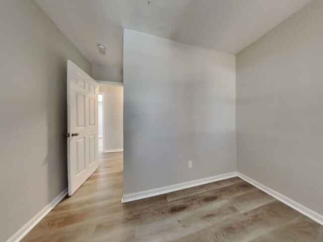 Building Photo - Charming 3-Bed Home in Lees Summit with Garage