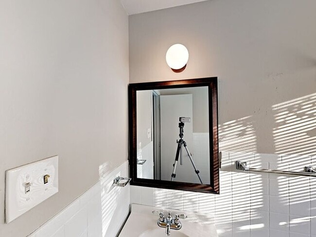 Building Photo - No Application Fees* $500 Off 1st months r...