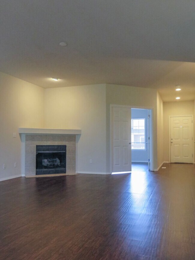 Building Photo - !!!! West Linn Townhome Available 3 Bedroo...
