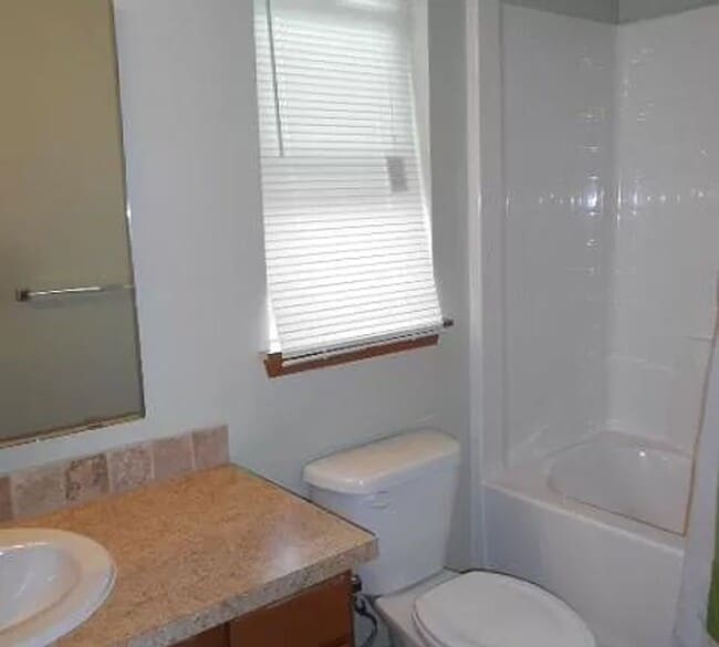 Building Photo - 3bd 2 1/2ba Home With garage