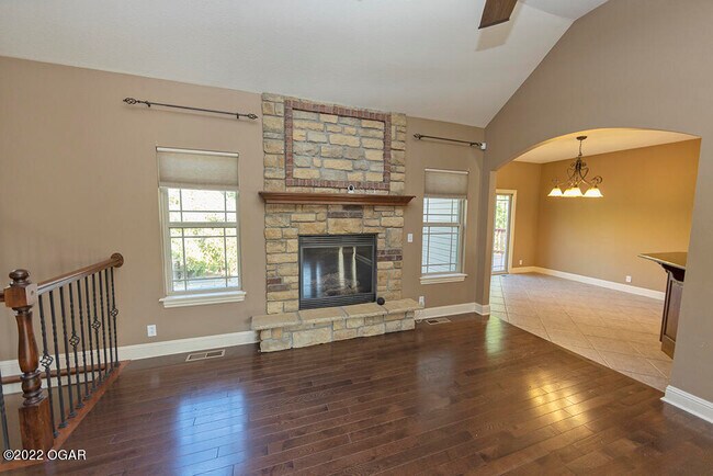 Building Photo - 2709 Summit Dr
