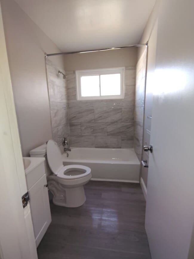 Building Photo - Cute 3 Bedroom Ready for you