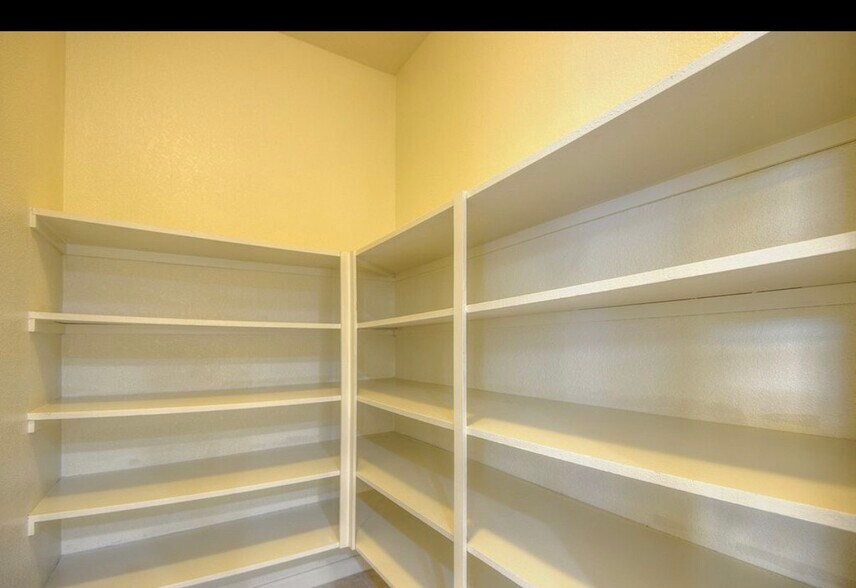 Building Photo - 1084 Huntly Dr