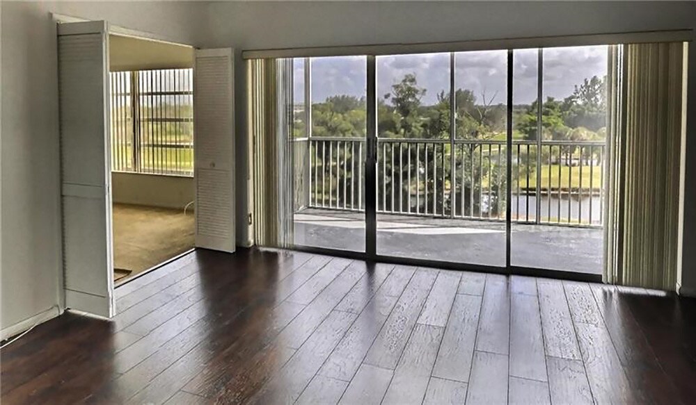 Building Photo - 3000 N Palm Aire Dr