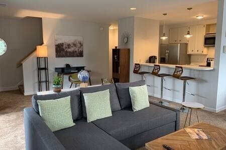 Building Photo - Fully Furnished!