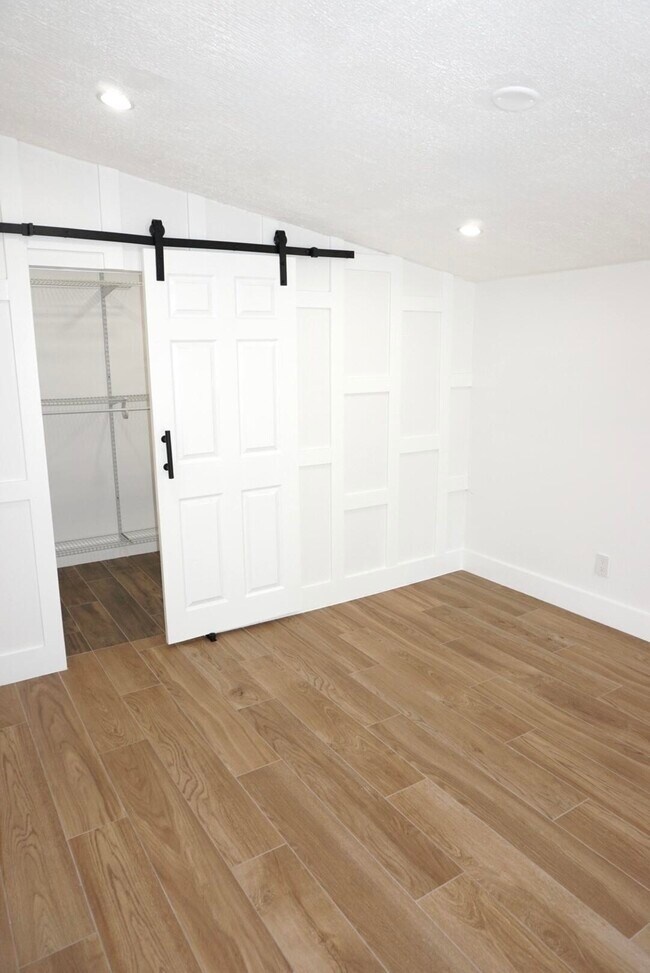 Building Photo - 403 Pinegrove Ave