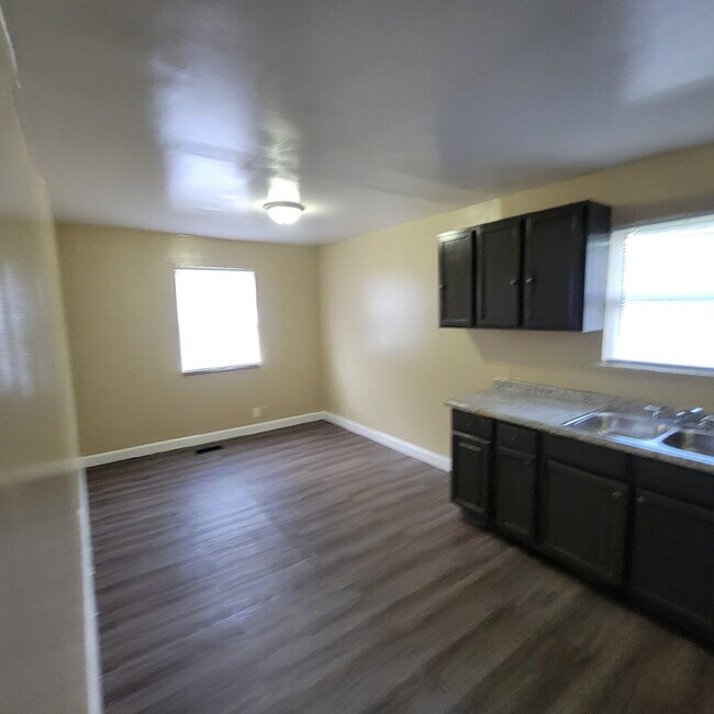 Building Photo - Convenient West Side Location! 3BR/2BA!