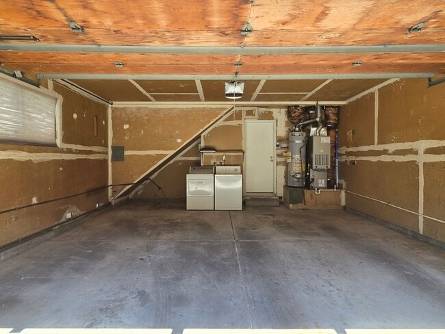Building Photo - Spacious 2-Story Townhome, 2122 Sq Ft, End...