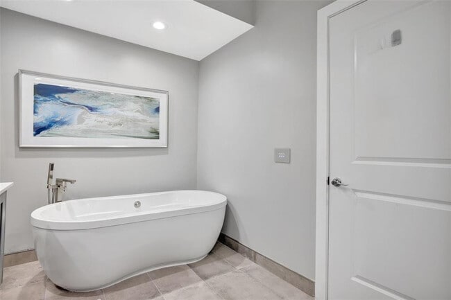 Building Photo - 315 NE 3rd Ave