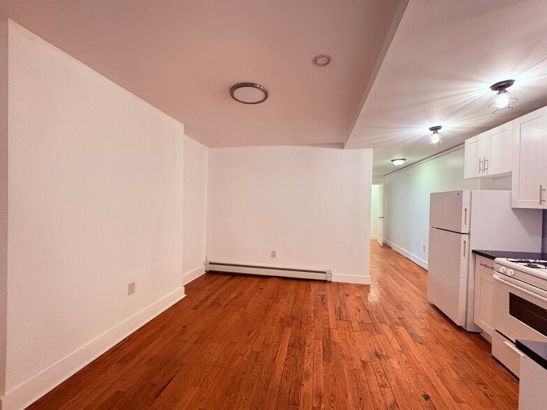 Building Photo - 31 Pearsall Ave