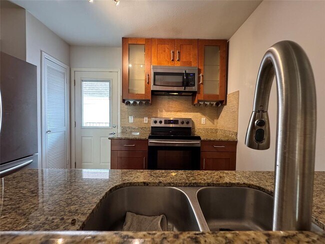Building Photo - 1807 Stoney Brook Dr