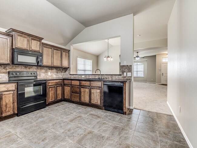 Building Photo - FREE AUGUST RENT + 3 Bedroom home in Deer ...