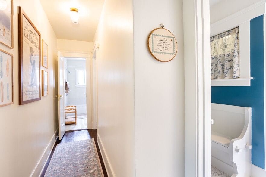 Hallway - 810 Crestmoore Pl