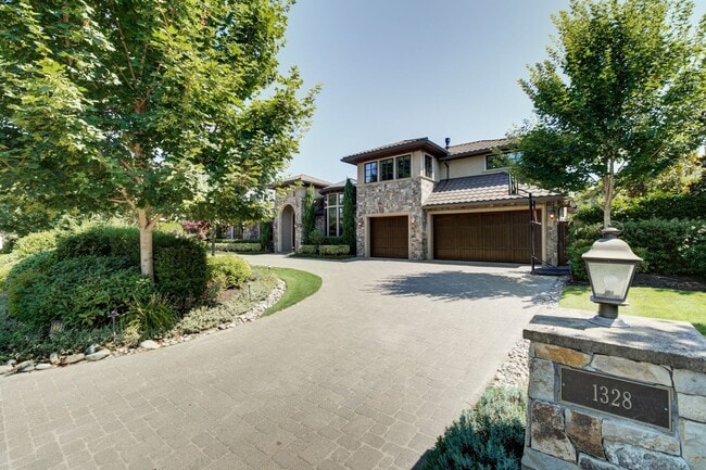 Building Photo - 4Bd+Den/4.5Ba Clyde Hill House