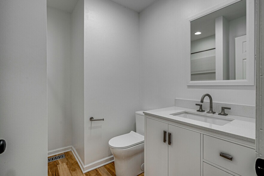 Building Photo - 5317 Ashlawn Dr