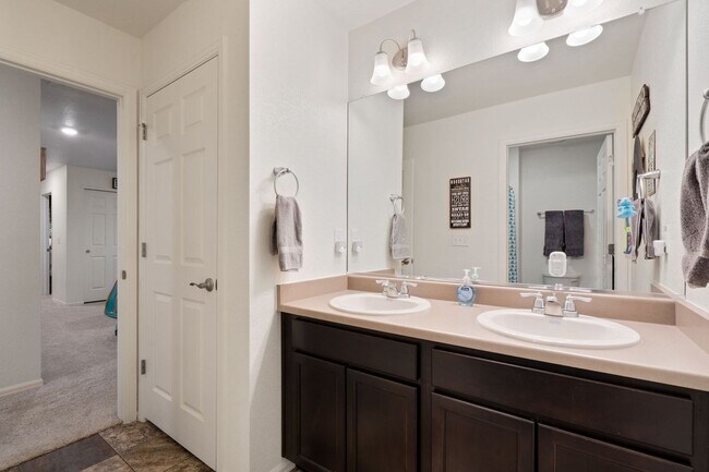 Building Photo - Beautiful 5 Bed Home in Raindance