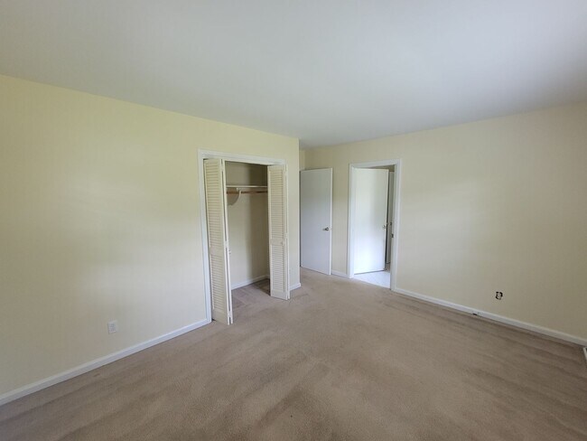 Building Photo - 3 Bedroom 2 Bathroom House