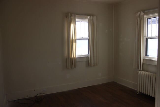 Building Photo - LARGE 3 bedroom in Old Broadmoor