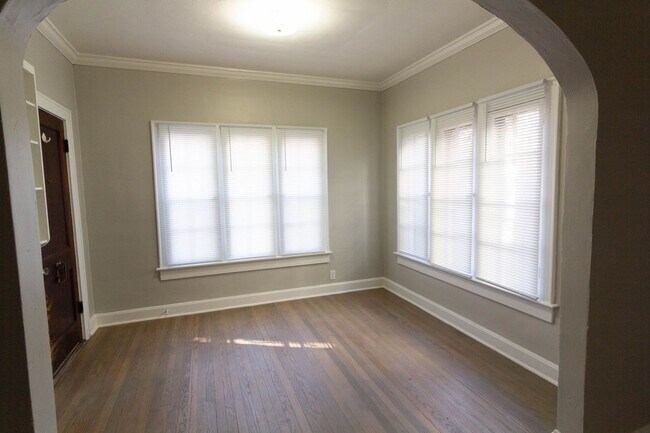 Building Photo - Very Large 1 Bed / 1 Bath
