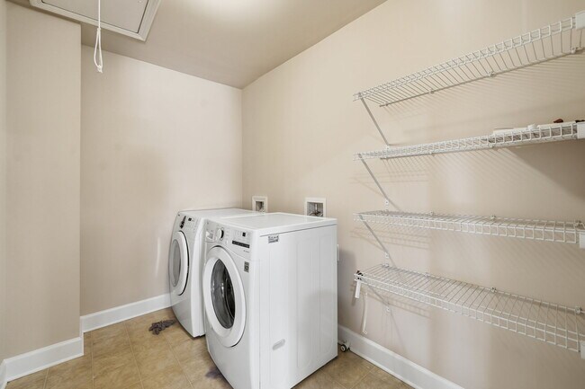 Building Photo - 10012 Park Sky Cir