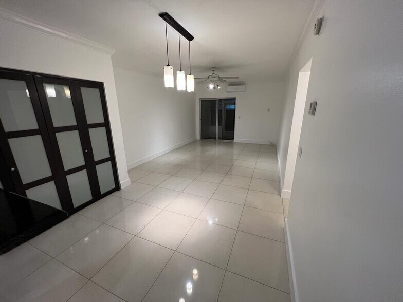 Bright and airy living space - 1560 NE 127th St