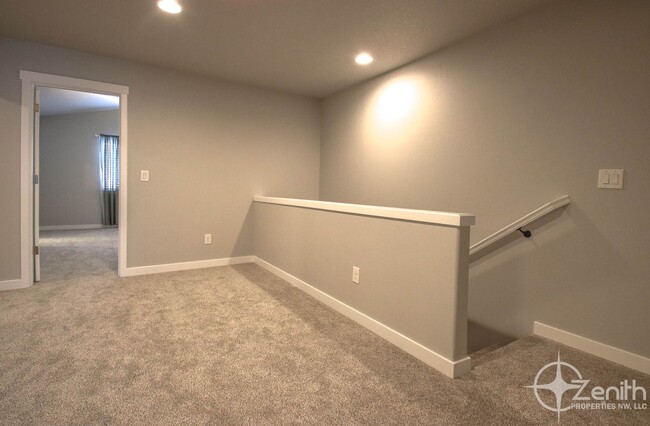 Building Photo - Conveniently Located 3 Bedroom Town Home i...