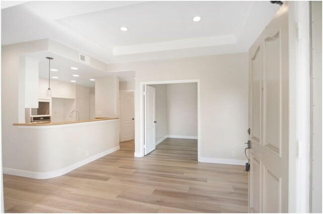 Building Photo - Tennis Villas 2 Bedroom Condo!