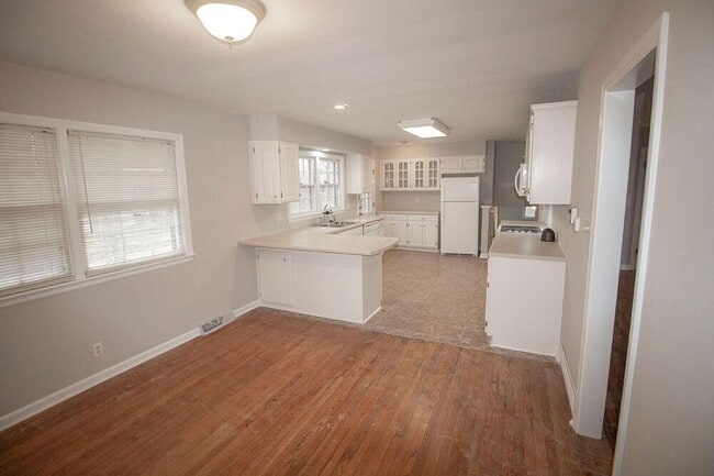 Building Photo - 2207 Bushnell Dr