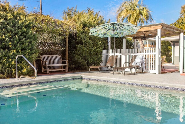 Building Photo - 217 Carol Pl