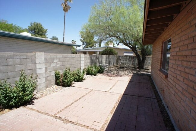 Building Photo - 2920 N La Chiquita Ave