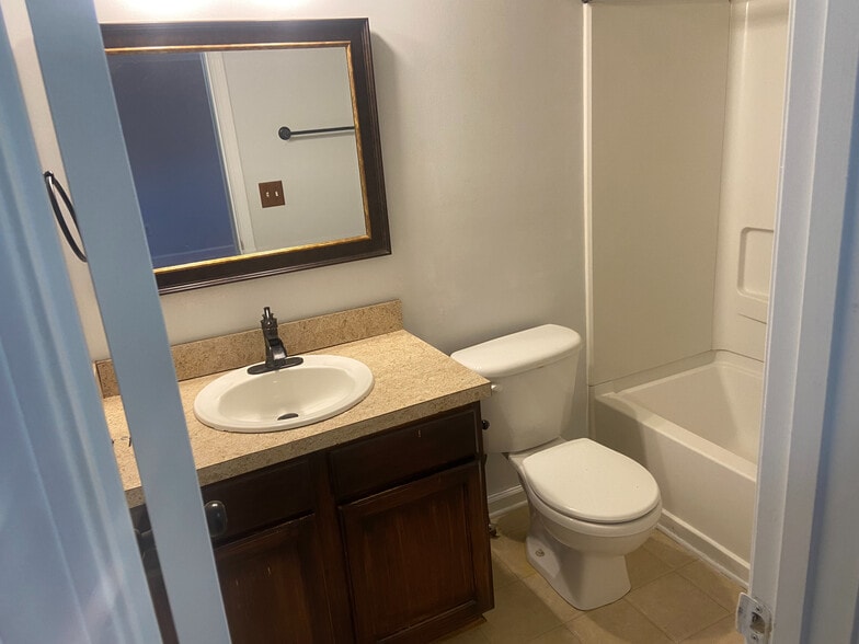 Building Photo - Room in Townhome on Waverly Hills Dr