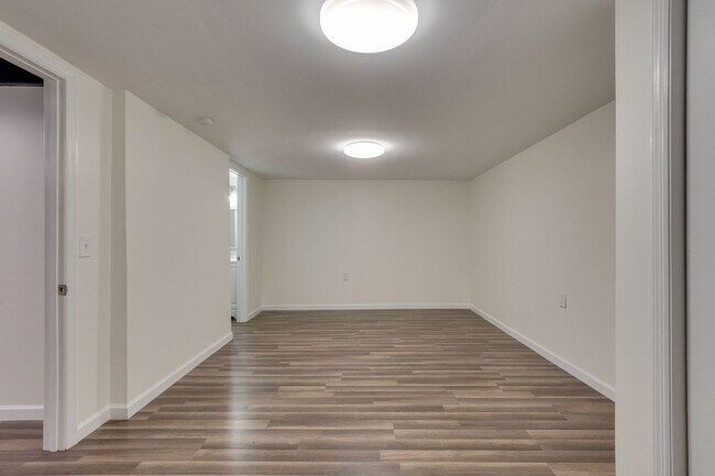 Building Photo - 4 Bedroom, 3 Bath Home w/  1 Car Garage