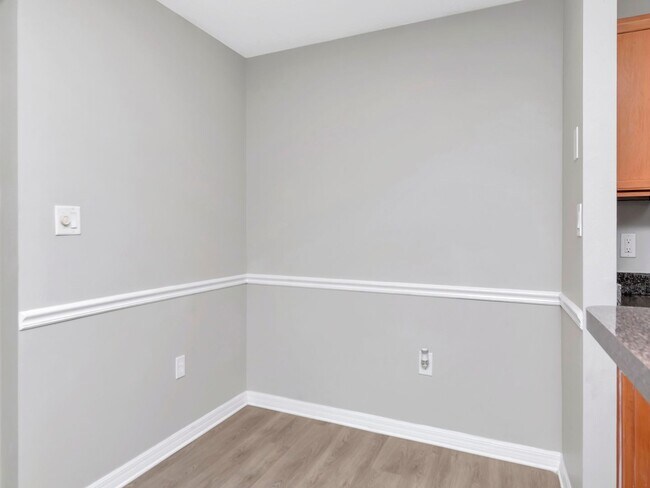 Building Photo - Updated Ground Floor 1BR - Move in Incenti...