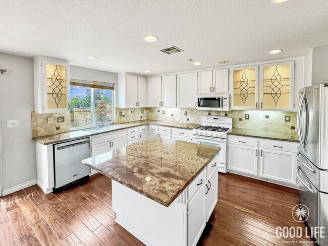 Building Photo - Great 4B/2.5BA House in Vista!
