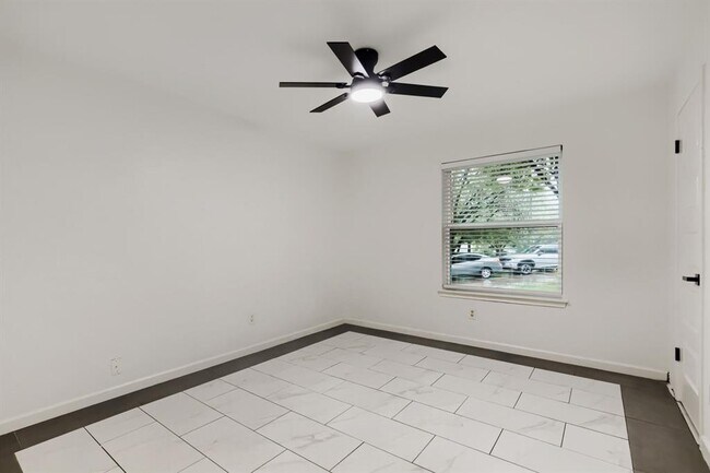 Building Photo - 12100 Clickett Cove