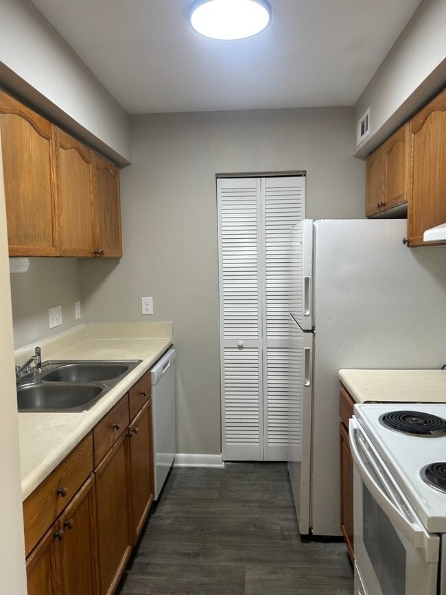 Building Photo - Great Location!