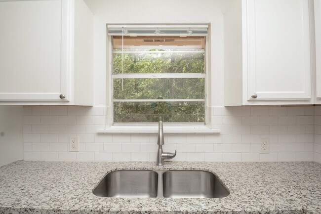 Building Photo - 1825 Live Oak Dr